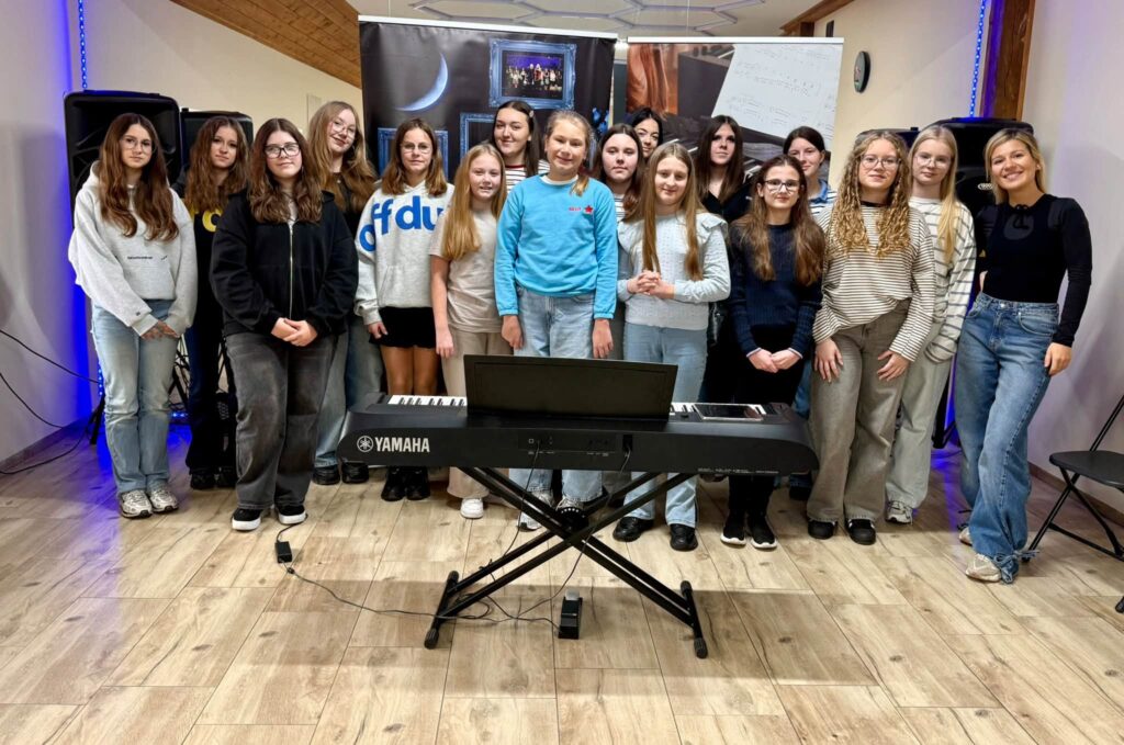 grupa uczestników dzieci i młodzieży podczas warsztatów "Twórcze Działdowo" zorganizowanych przez Stowarzyszenie Rozwoju Pasji i Promocji Kultury "Artis Kultura" oraz Szkołę Muzyki i Tańca ArtMusic