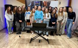 grupa uczestników dzieci i młodzieży podczas warsztatów "Twórcze Działdowo" zorganizowanych przez Stowarzyszenie Rozwoju Pasji i Promocji Kultury "Artis Kultura" oraz Szkołę Muzyki i Tańca ArtMusic