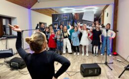Blisko 50 uczestników na Warsztatach Wokalnych „Twórcze Działdowo”. Zajęcia poprowadziła Monika Mimi Wydrzyńska