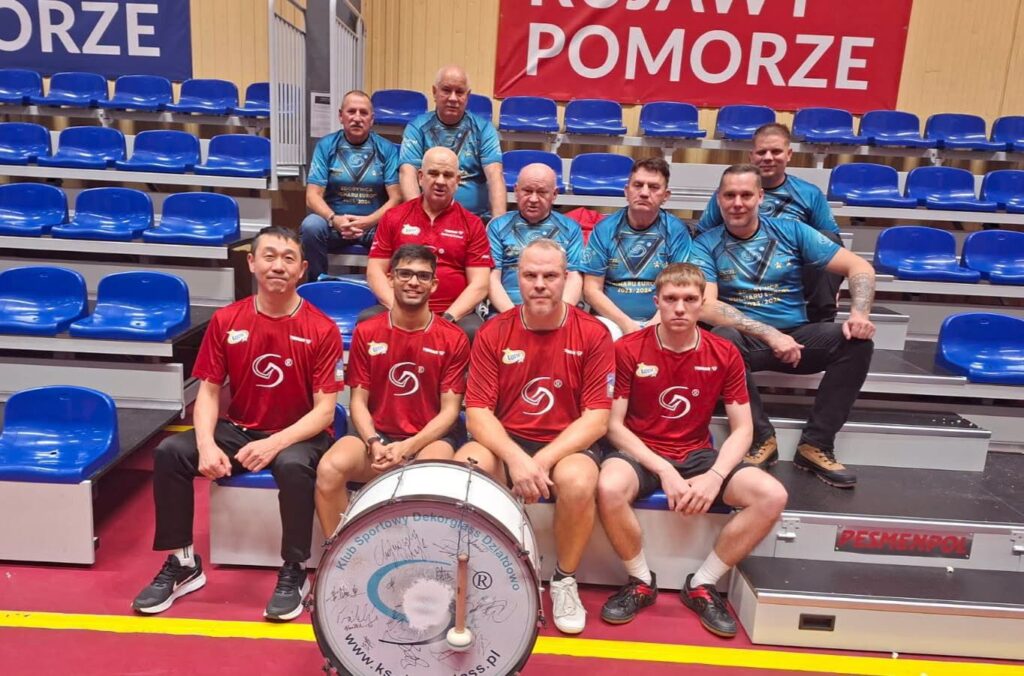 na widowni siedzi grupa mężczyzn, zawodnicy i kibice Dekorglassu Działdowo / fot. KS Dekorglass