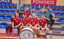 na widowni siedzi grupa mężczyzn, zawodnicy i kibice Dekorglassu Działdowo / fot. KS Dekorglass
