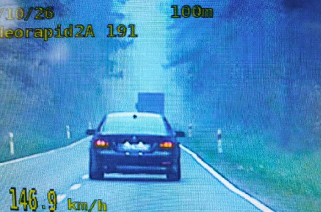 pojazd BMW zarejestrowany na policyjnym viedoradarze podczas przekroczenia dopuszczalnej prędkości / fot. policja