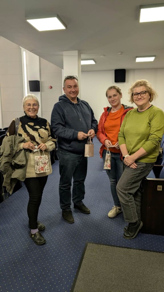 Na zdjęciu głównym moderator DKF Emilia Michalska oraz trzy osoby, dwie kobiet i mężczyzna, które wylosowały vouchery