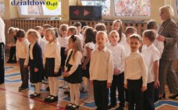 Wielki dzień w „Trójce”. Pierwszoklasiści oficjalnie włączeni w poczet uczniów Szkoły Podstawowej nr 3