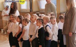 Wielki dzień w „Trójce”. Pierwszoklasiści oficjalnie włączeni w poczet uczniów Szkoły Podstawowej nr 3