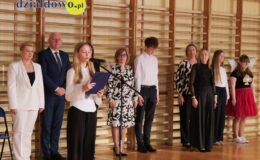 Wielki dzień w „Trójce”. Pierwszoklasiści oficjalnie włączeni w poczet uczniów Szkoły Podstawowej nr 3