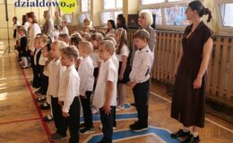 Wielki dzień w „Trójce”. Pierwszoklasiści oficjalnie włączeni w poczet uczniów Szkoły Podstawowej nr 3