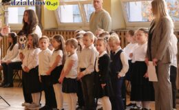 Wielki dzień w „Trójce”. Pierwszoklasiści oficjalnie włączeni w poczet uczniów Szkoły Podstawowej nr 3
