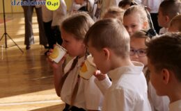 Wielki dzień w „Trójce”. Pierwszoklasiści oficjalnie włączeni w poczet uczniów Szkoły Podstawowej nr 3