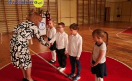 Wielki dzień w „Trójce”. Pierwszoklasiści oficjalnie włączeni w poczet uczniów Szkoły Podstawowej nr 3