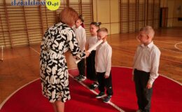 Wielki dzień w „Trójce”. Pierwszoklasiści oficjalnie włączeni w poczet uczniów Szkoły Podstawowej nr 3
