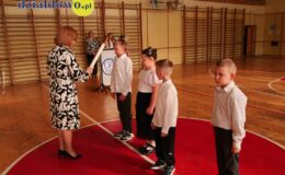 Wielki dzień w „Trójce”. Pierwszoklasiści oficjalnie włączeni w poczet uczniów Szkoły Podstawowej nr 3