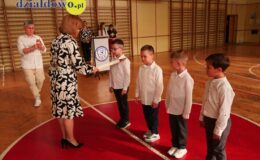 Wielki dzień w „Trójce”. Pierwszoklasiści oficjalnie włączeni w poczet uczniów Szkoły Podstawowej nr 3