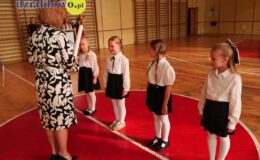 Wielki dzień w „Trójce”. Pierwszoklasiści oficjalnie włączeni w poczet uczniów Szkoły Podstawowej nr 3