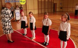 Wielki dzień w „Trójce”. Pierwszoklasiści oficjalnie włączeni w poczet uczniów Szkoły Podstawowej nr 3