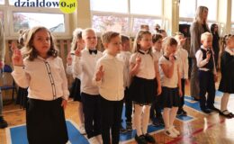Wielki dzień w „Trójce”. Pierwszoklasiści oficjalnie włączeni w poczet uczniów Szkoły Podstawowej nr 3