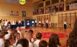Wielki dzień w „Trójce”. Pierwszoklasiści oficjalnie włączeni w poczet uczniów Szkoły Podstawowej nr 3
