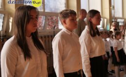 Wielki dzień w „Trójce”. Pierwszoklasiści oficjalnie włączeni w poczet uczniów Szkoły Podstawowej nr 3