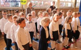 Wielki dzień w „Trójce”. Pierwszoklasiści oficjalnie włączeni w poczet uczniów Szkoły Podstawowej nr 3