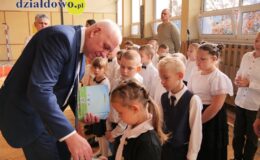 Wielki dzień w „Trójce”. Pierwszoklasiści oficjalnie włączeni w poczet uczniów Szkoły Podstawowej nr 3