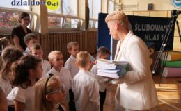 Wielki dzień w „Trójce”. Pierwszoklasiści oficjalnie włączeni w poczet uczniów Szkoły Podstawowej nr 3