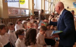 Wielki dzień w „Trójce”. Pierwszoklasiści oficjalnie włączeni w poczet uczniów Szkoły Podstawowej nr 3