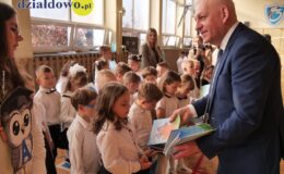 Wielki dzień w „Trójce”. Pierwszoklasiści oficjalnie włączeni w poczet uczniów Szkoły Podstawowej nr 3