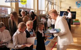 Wielki dzień w „Trójce”. Pierwszoklasiści oficjalnie włączeni w poczet uczniów Szkoły Podstawowej nr 3