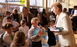 Wielki dzień w „Trójce”. Pierwszoklasiści oficjalnie włączeni w poczet uczniów Szkoły Podstawowej nr 3