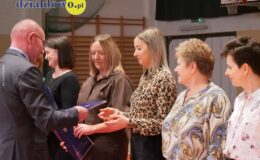 Uroczysty Dzień Edukacji Narodowej i ślubowanie pierwszoklasistów w działdowskiej „Jedynce”
