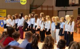 Uroczysty Dzień Edukacji Narodowej i ślubowanie pierwszoklasistów w działdowskiej „Jedynce”