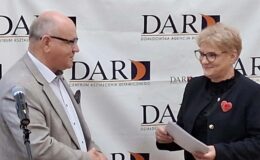 starosta działdowski Paweł Cieśliński i dyrektor Powiatowej Biblioteki Pedagogicznej Joanna Niedzielska