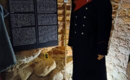 Na zdjęciu głównym prezentowany jest mundur powstańca styczniowego i tablica poświęcona Franciszkowi Steckiemu / fot. Muzeum Pogranicza