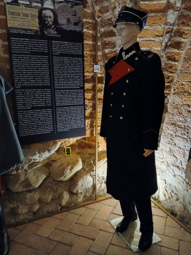 Na zdjęciu głównym prezentowany jest mundur powstańca styczniowego i tablica poświęcona Franciszkowi Steckiemu / fot. Muzeum Pogranicza